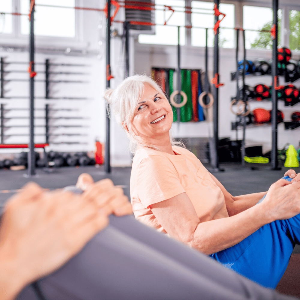 Zwei Frauen bei einer Krankengymnastik-Übung im Trainingsbereich der Fitness Lounge Hamburg