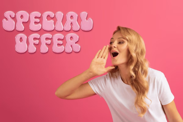Junge Frau ruft begeistert neben dem Text 'Special Offer' – exklusives Fitnessangebot der Fitness Lounge Hamburg nur für Ladies auf pinkem Hintergrund.